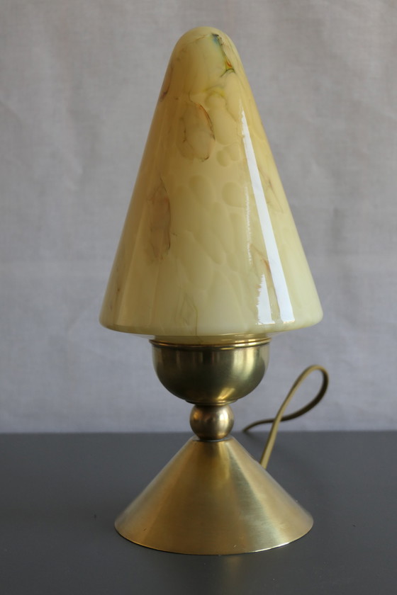 Image 1 of Tre caratteristiche lampade da tavolo Art Déco, coniche, in ottone e vetro marmorizzato