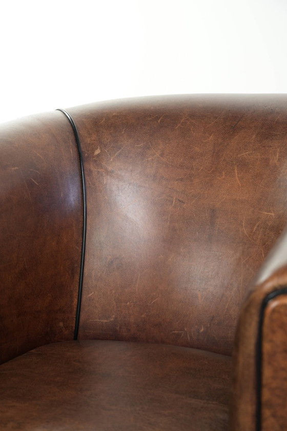 Image 1 of Elegante e raffinata poltrona club in pelle di pecora dal design Art Déco con profili neri.