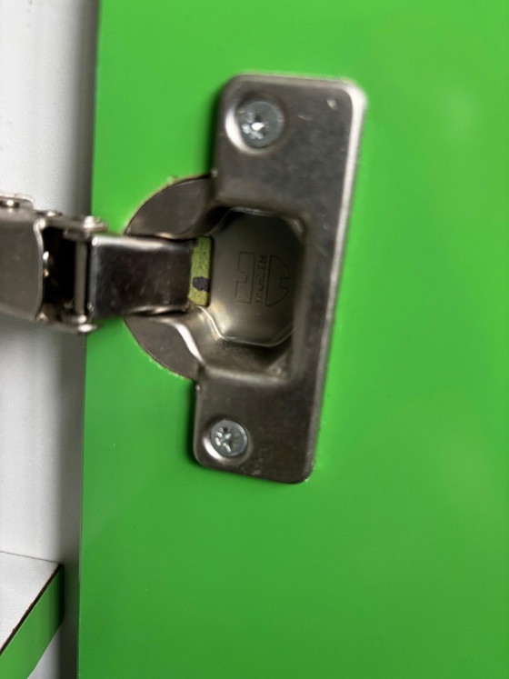 Image 1 of Aparador de 4 puertas verde brillante