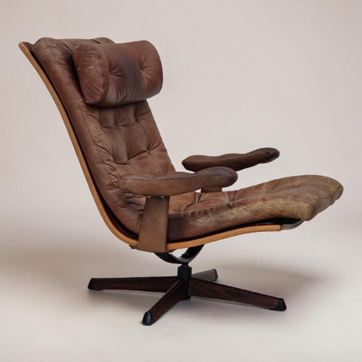 Anni '60, poltrona girevole scandinava, rivestimento in pelle marrone.