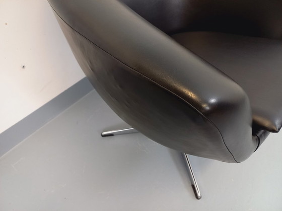 Image 1 of Vintage Scandinavische draaifauteuil van imitatieleer en chroom uit de jaren 70.