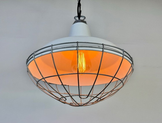 Image 1 of Industriële witte geëmailleerde fabriekshanglamp van Benjamin USA, jaren 60