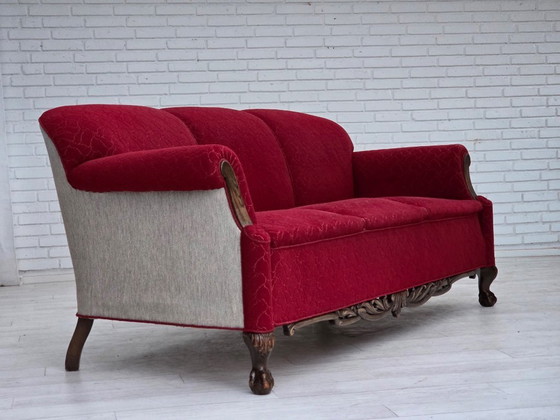 Image 1 of Dänisches 3-Sitzer-Sofa aus den 1950er Jahren, roter und hellgrauer Möbelwollbezug, geschnitztes Eichenholz.