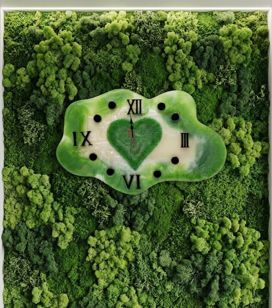 Image 1 of Orologio da parete artigianale in resina "Cuore di Smeraldo" - Forma organica e design astratto