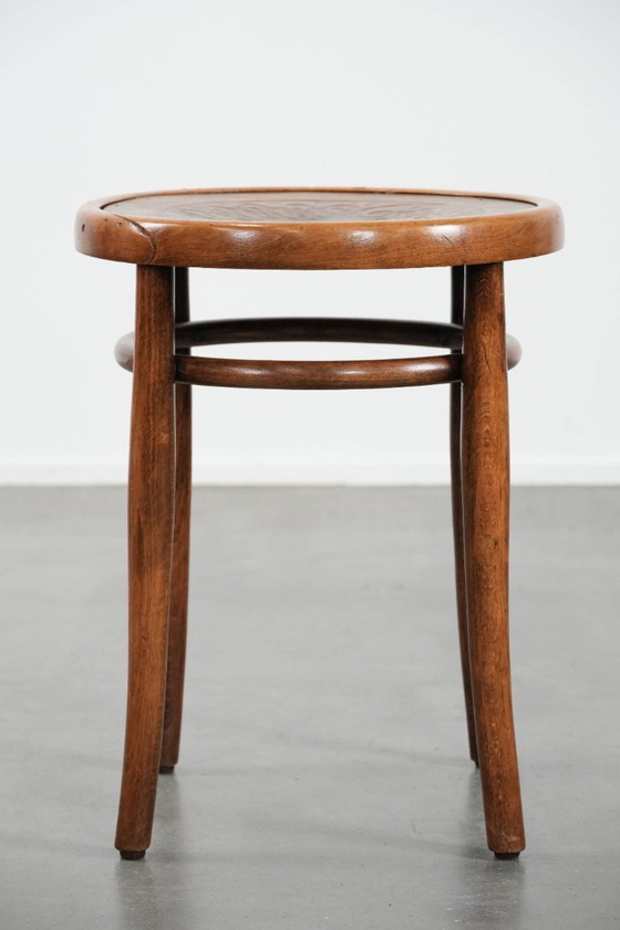 Image 1 of Tabouret ancien en bois courbé de style Thonet, datant du début des années 1900.