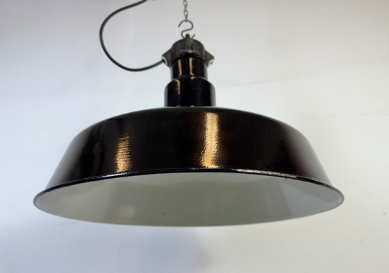 Image 1 of Grande lampe industrielle en émail noir avec abat-jour en fonte, années 1950