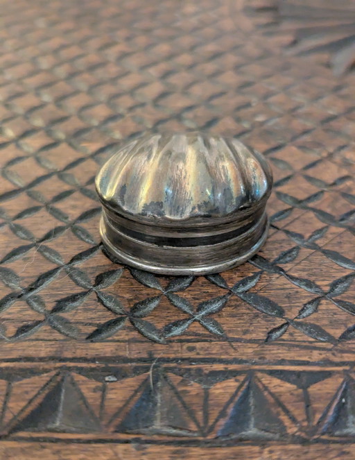 Belle boîte à pilules antique en argent 925 motif coquillage avec couvercle fixe

Voir les photos

A venir chercher à 721