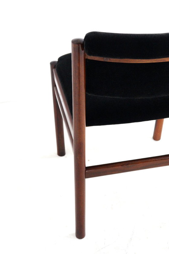 Set di quattro Sedie da pranzo in legno e velluto nero vintage (foto 12 di 15)