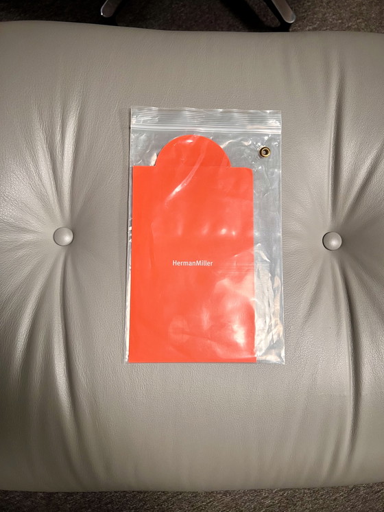 Image 1 of Poltrona e poggiapiedi Herman Miller Eames