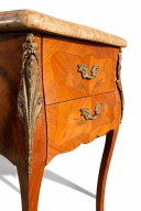 Een paar nachtkastjes in Louis XV-stijl met marmeren blad en notenhouten marquetière.