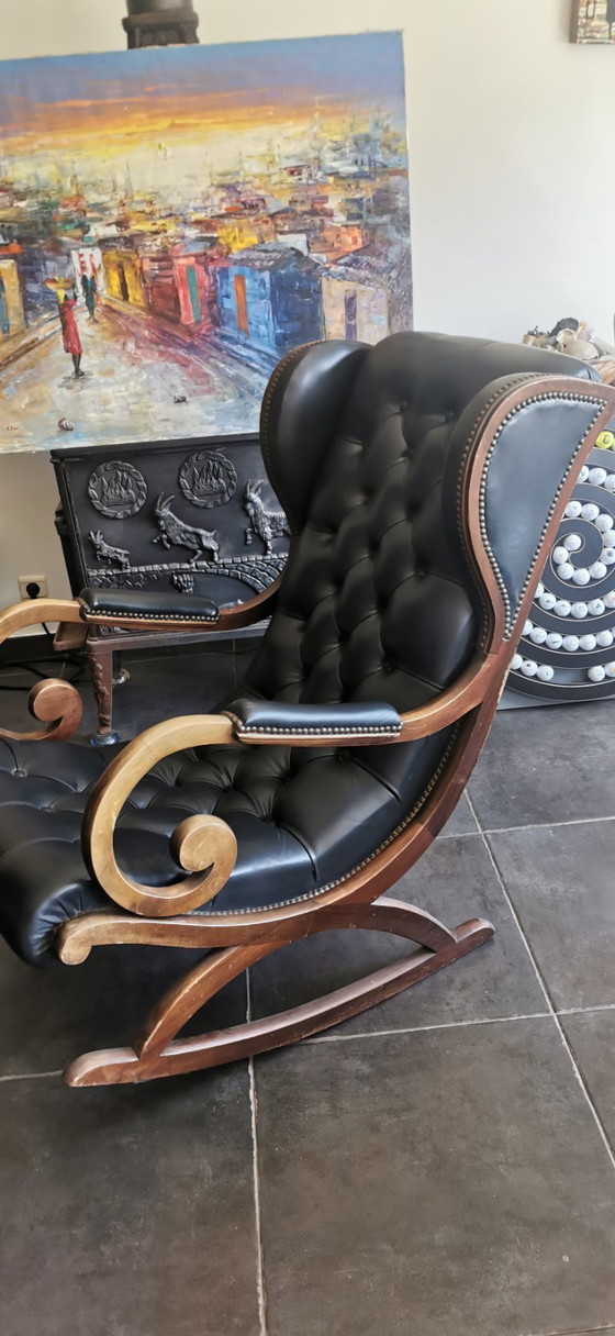 Image 1 of Karaktervolle Chesterfield 'Wingback' Schommelstoel - Zwart Leer & Massief Hout