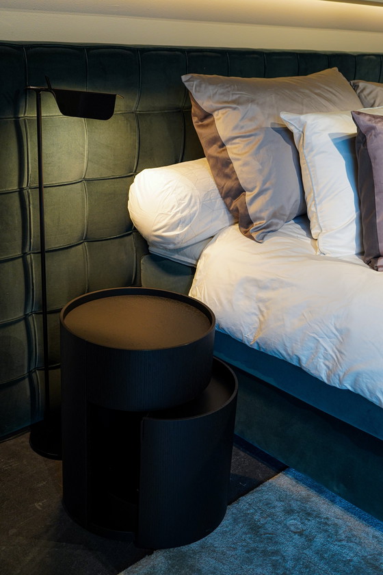 Image 1 of Letto Napoli con biancheria da letto – Comodini Moon Satellite – Tappeto Flush – Lampada da terra Tab