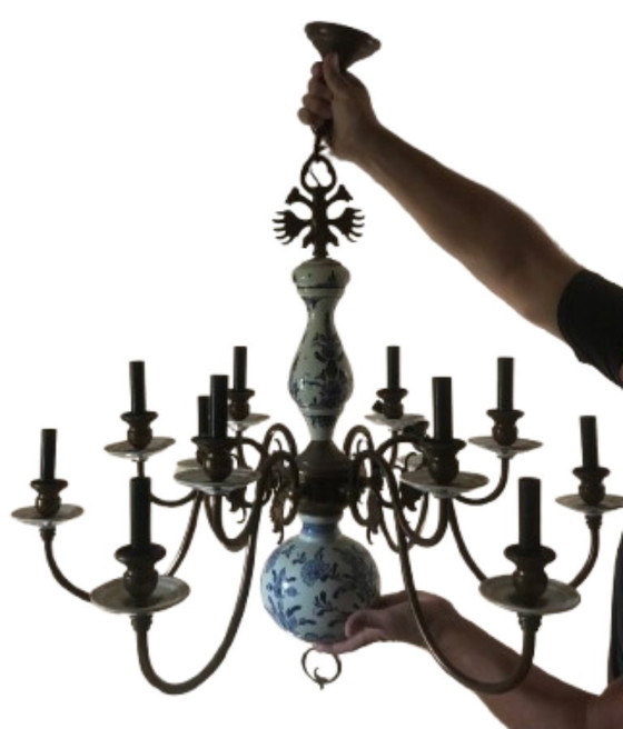 Image 1 of Imposante kroonluchter - Vlaams of Nederlands - van Delfts porselein en messing, uit de jaren 1930, met 12 kaarsen