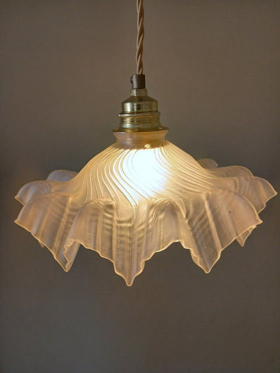 Image 1 of Lampe suspension vintage française en verre dépoli de style Clichy.
