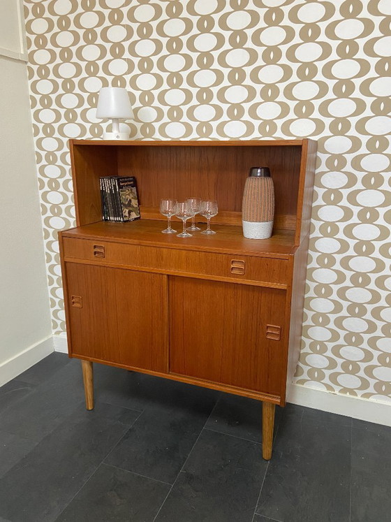 Image 1 of Kast met schuifdeuren, lade en opzetgedeelte van Aejm Møbler