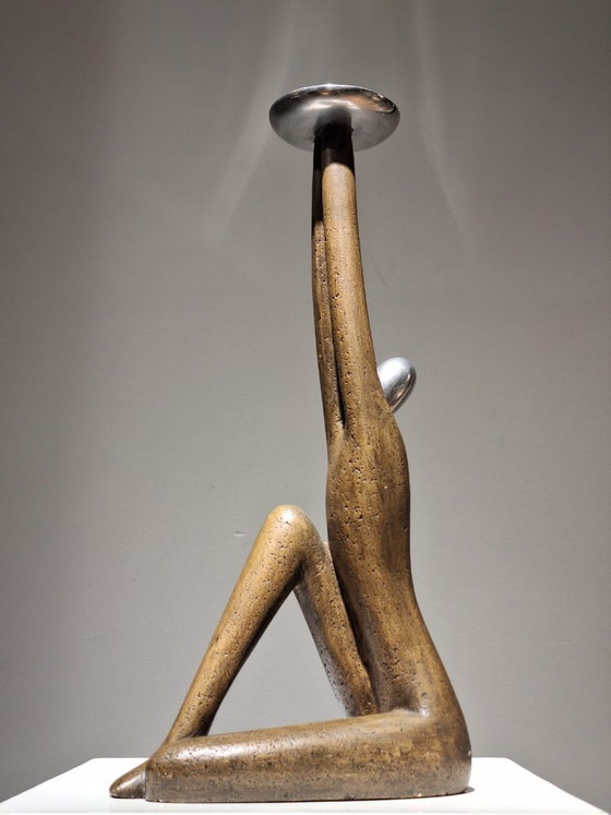 Image 1 of Mujer sosteniendo la luz