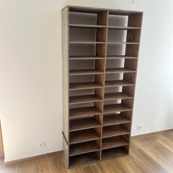 Image 1 of Großer antiker Werkstattschrank mit patinierten Holzfächern, 20. Jahrhundert.