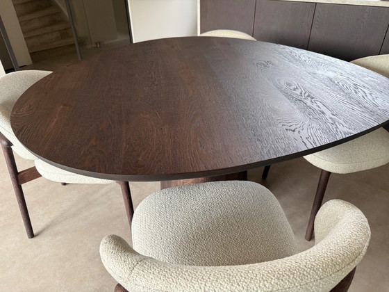 Tavolo da pranzo con quattro sedie da pranzo in legno marrone scuro e tessuto beige, Table du sud (foto 4 di 9)