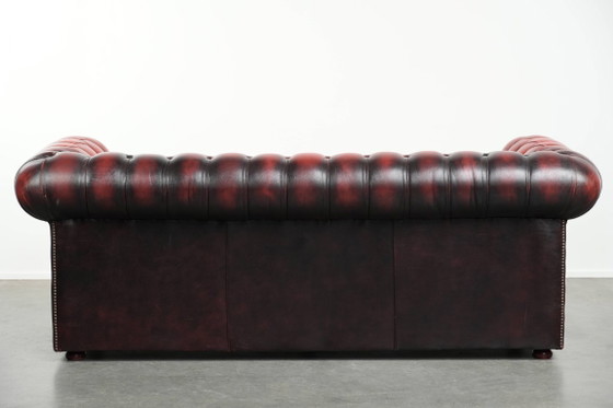 Image 1 of Englisches Chesterfield-Sofa, 2,5-/3-Sitzer, aus Rindsleder in luxuriösem Rot