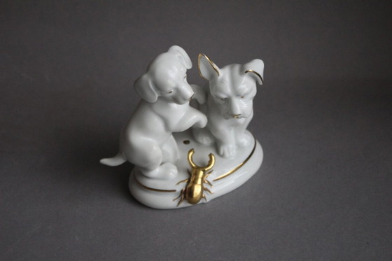 Image 1 of Porzellan Figurengruppe 2 Hunde mit Hirschkäfer weiß mit Goldapplikationen Marke Bedu