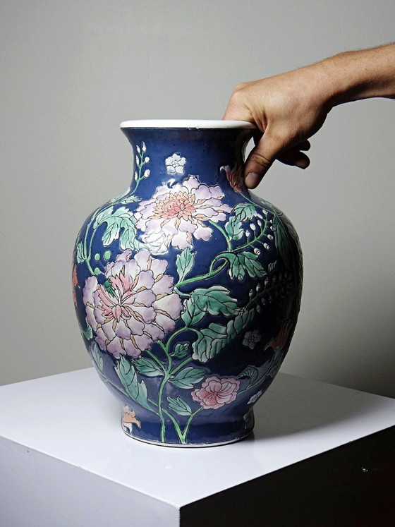 Image 1 of Grote, balustervormige vaas van Chinees porselein met vintage bloemversiering uit de jaren 70-80.