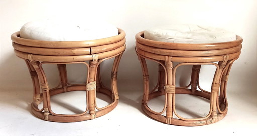 Coppia di pouf in bambù e rattan degli anni '70, diametro 44,8 cm.