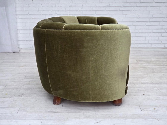 Image 1 of Dänisches 2-Sitzer-Sofa „Banane“ aus den 1970er Jahren, grüner Möbelveloursbezug, Beine aus Eichenholz.