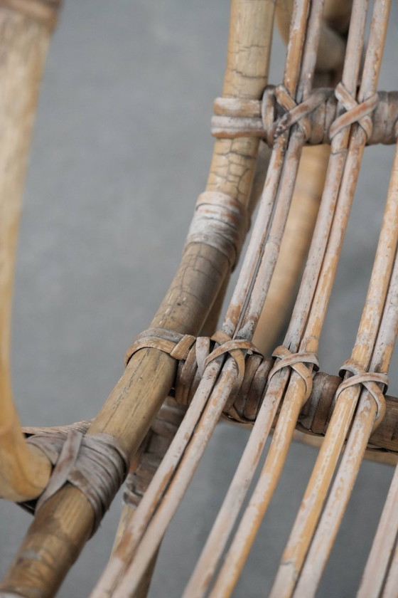 Image 1 of Sillón de ratán de diseño holandés de los años 50 con respaldo alto.