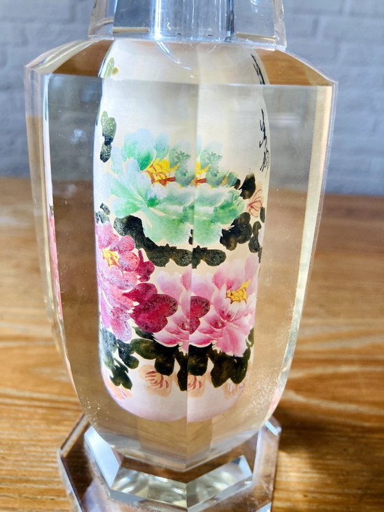Image 1 of Vase vintage asiatique octogonal en cristal peint à l'envers, à motif floral inversé.