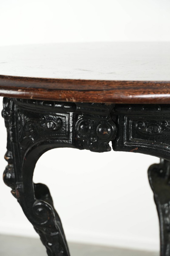 Image 1 of Antieke Engelse pub/ bistro/ bijzettafel uit de 19e eeuw met een gietijzeren onderstel en een rond houten tafelblad