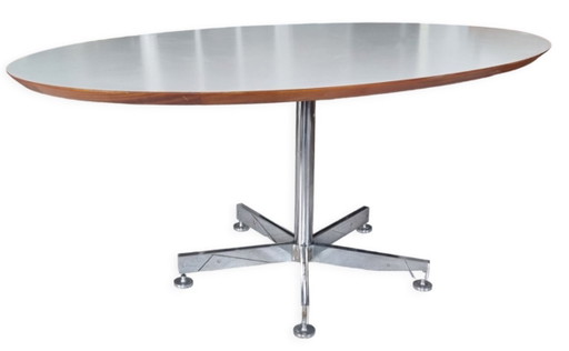 Modernistische ovale eettafel, wit blad en chromen stervoet, vintage, jaren 60