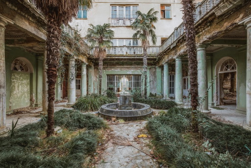- Verlassenes Hotel