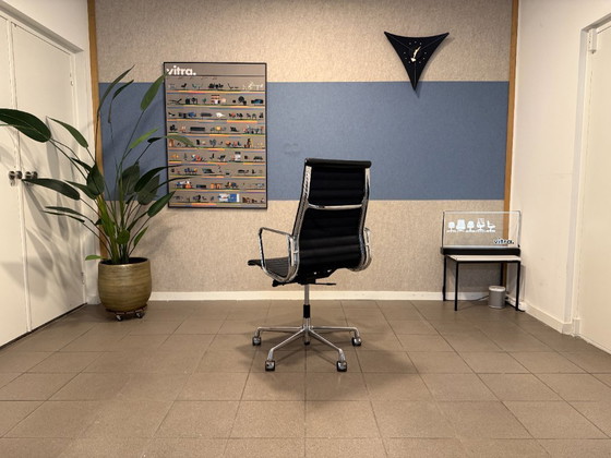 Image 1 of Vitra | Eames | EA119 | Pelle nera e cromo | 1 pezzo