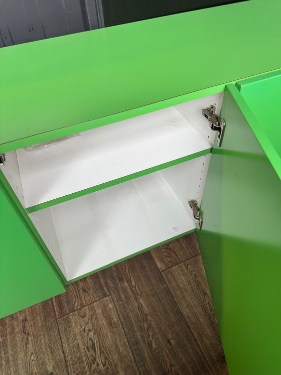 Image 1 of Aparador de 4 puertas verde brillante