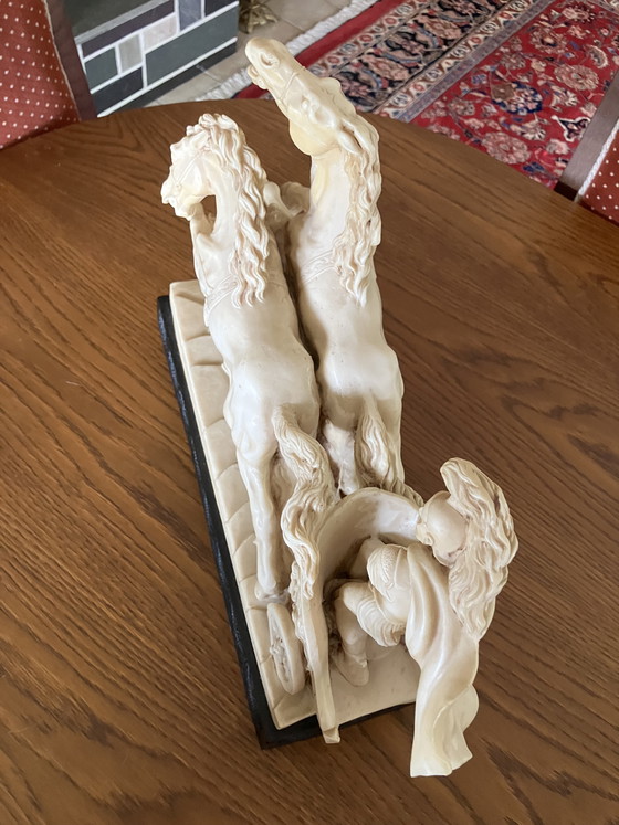 Image 1 of Large Roman Statue (50 cm wide) – Chariot & Horses – Ivory look