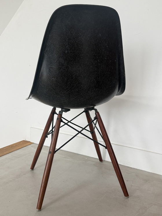 Image 1 of Sillas Eames de fibra de vidrio negras, base de madera de 6 piezas