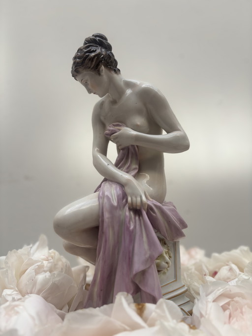 Statue en porcelaine d'une femme au bain