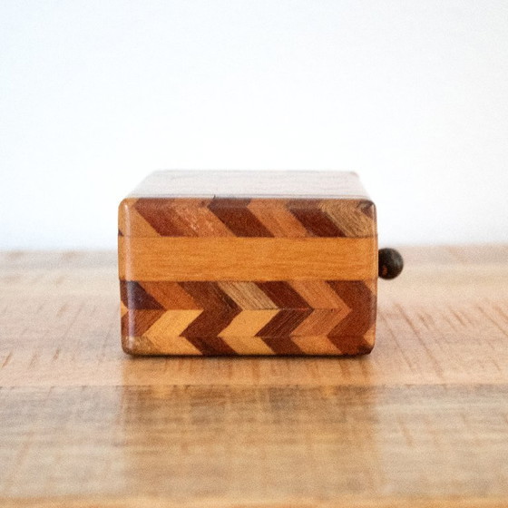 Image 1 of Scatola vintage in legno con intarsio a spina di pesce