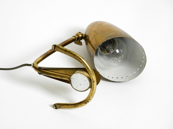 Image 1 of Lampe de table en laiton, rare et exceptionnelle, de style moderne du milieu du siècle.