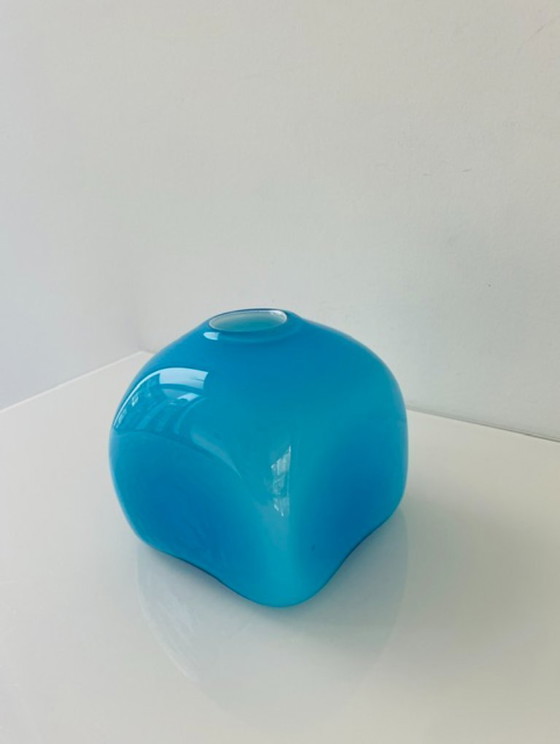 Image 1 of Vase en verre soufflé à la bouche, de forme cubique bleue