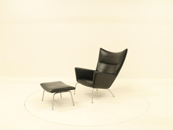 Image 1 of Poltrona Wing e pouf coordinato – CH445 e CH446 – di Hans Wegner