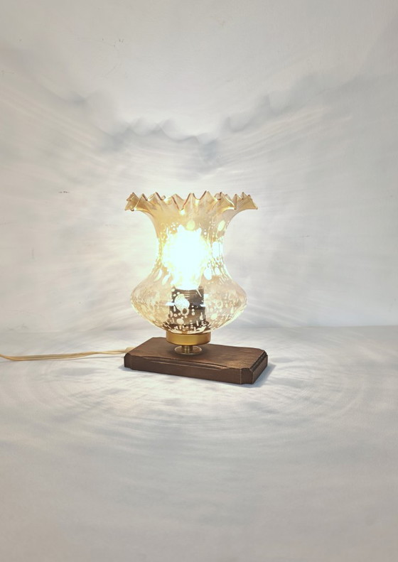 Lampe vintage en verre ambré, base en bois années 70, lampe de chevet, lampe tempête rétro, Sijaj Hrastnik (photo 7 of 7)