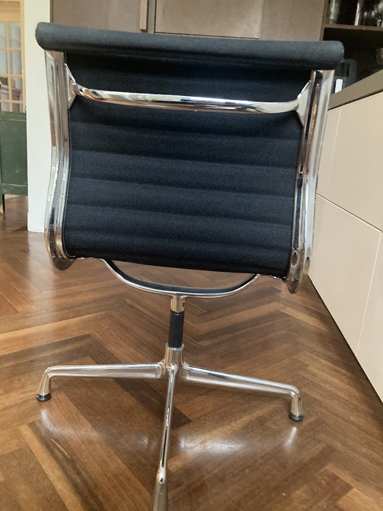 Image 1 of EA106 Vitra Eames hopsak