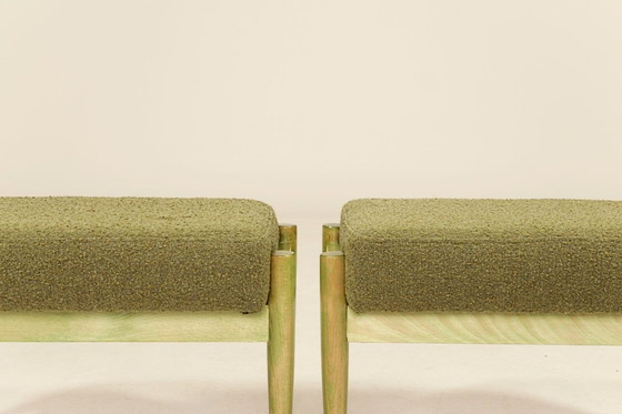 Image 1 of Set van twee voetenbankjes in vintage-stijl, uniek ontwerp, gemaakt van groen hout met bouclé bekleding.