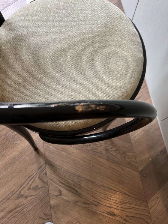 Image 1 of 4 sillas Thonet 209 con estructura de madera curvada negra y asiento tapizado.