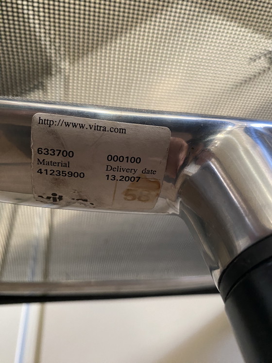 Image 1 of Sedia da ufficio Vitra Eames Aluminium EA 101 in rete nera