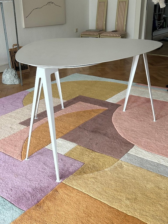 Mr. Hyde von Extendo: Verspielter ausziehbarer Designtisch, Esstische, Kunststoff, Grau (Foto 2 von 5)