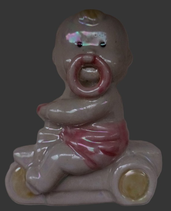 Image 1 of Lüsterware-Figur aus der Mitte des 20. Jahrhunderts – Baby auf Dreirad – Davis & Freeman (Japan/USA)