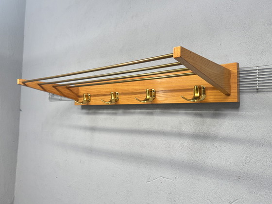 Image 1 of Appendiabiti vintage di metà secolo: legno e ottone, design senza tempo