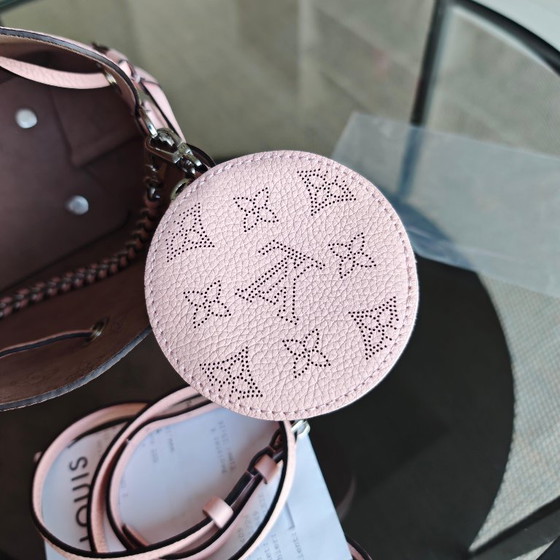 Image 1 of LOUIS VUITON BELLA BUCKET TAS SAKURA ROZE KALFSLEER MET GOUDEN BESLAG
